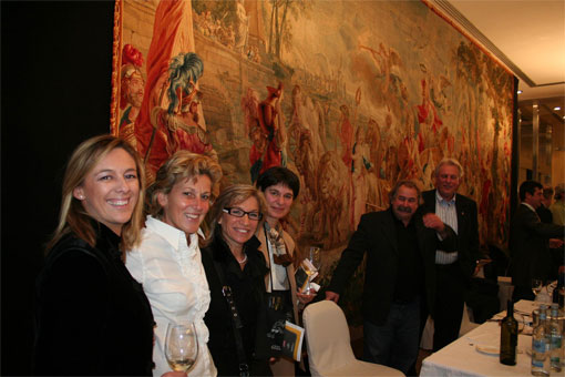 Ornella Venica (seconda da sx.) con lo staff della Madimer Friuli e, a destra, i vignaioli Sandro Princic e Dario Raccaro di Cormòns