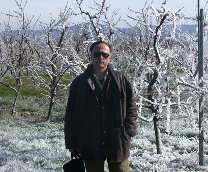 8 aprile 2003: Claudio Fabbro nei pereti di Merna(GO) irrigati a pioggia e salvati dal gelo