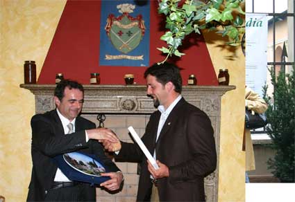 Paolo Comelli con il sindaco di Volta Mantovana, Bertaiola