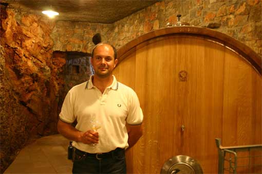 Gli affinamenti in grandi botti nella cantina scavata nella roccia